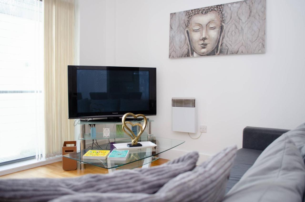 Serviced Apartment In Liverpool City Centre - Free Parking - Balcony - By Happy Days Екстер'єр фото