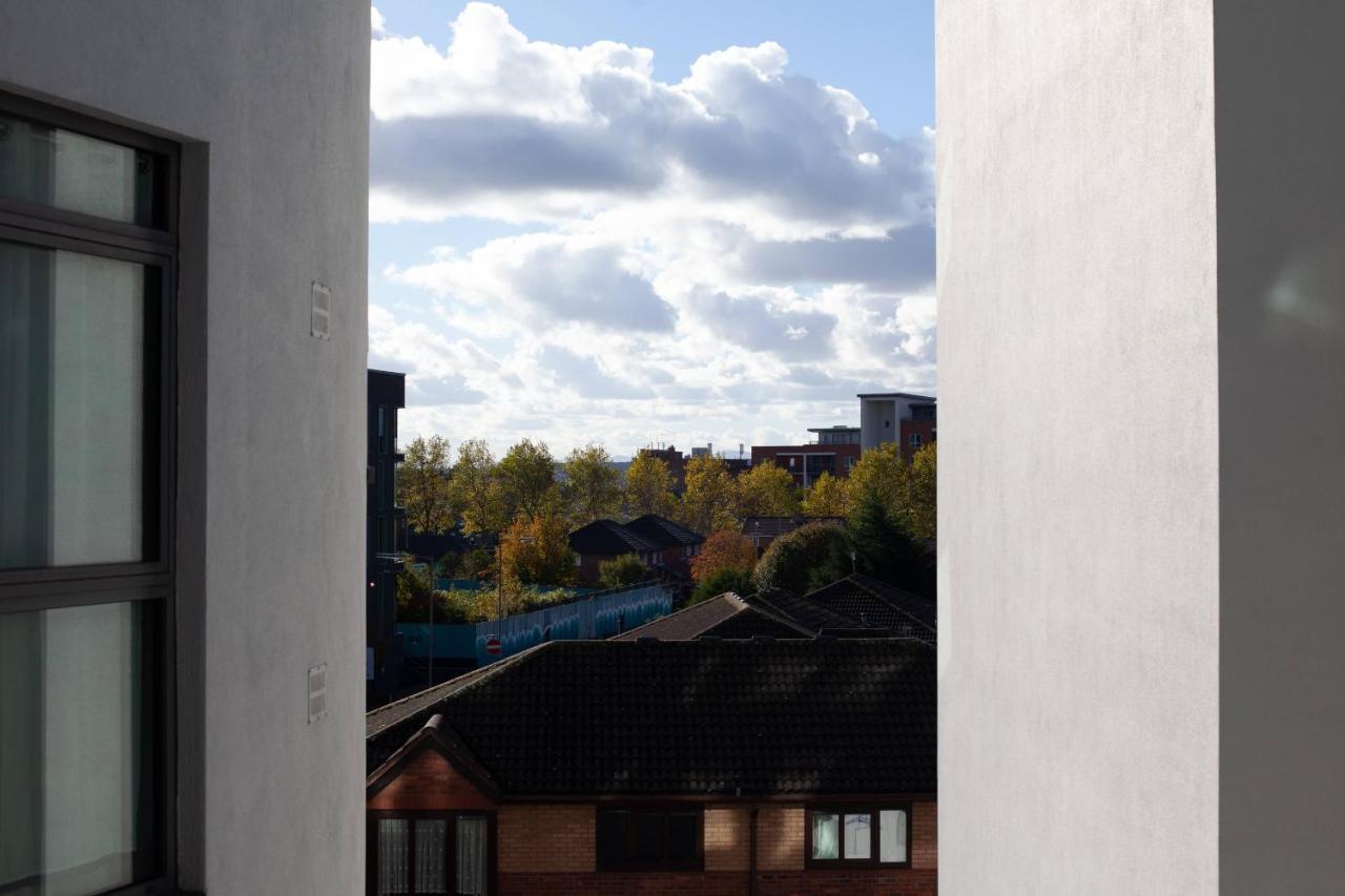 Serviced Apartment In Liverpool City Centre - Free Parking - Balcony - By Happy Days Екстер'єр фото