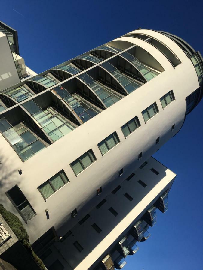 Serviced Apartment In Liverpool City Centre - Free Parking - Balcony - By Happy Days Екстер'єр фото